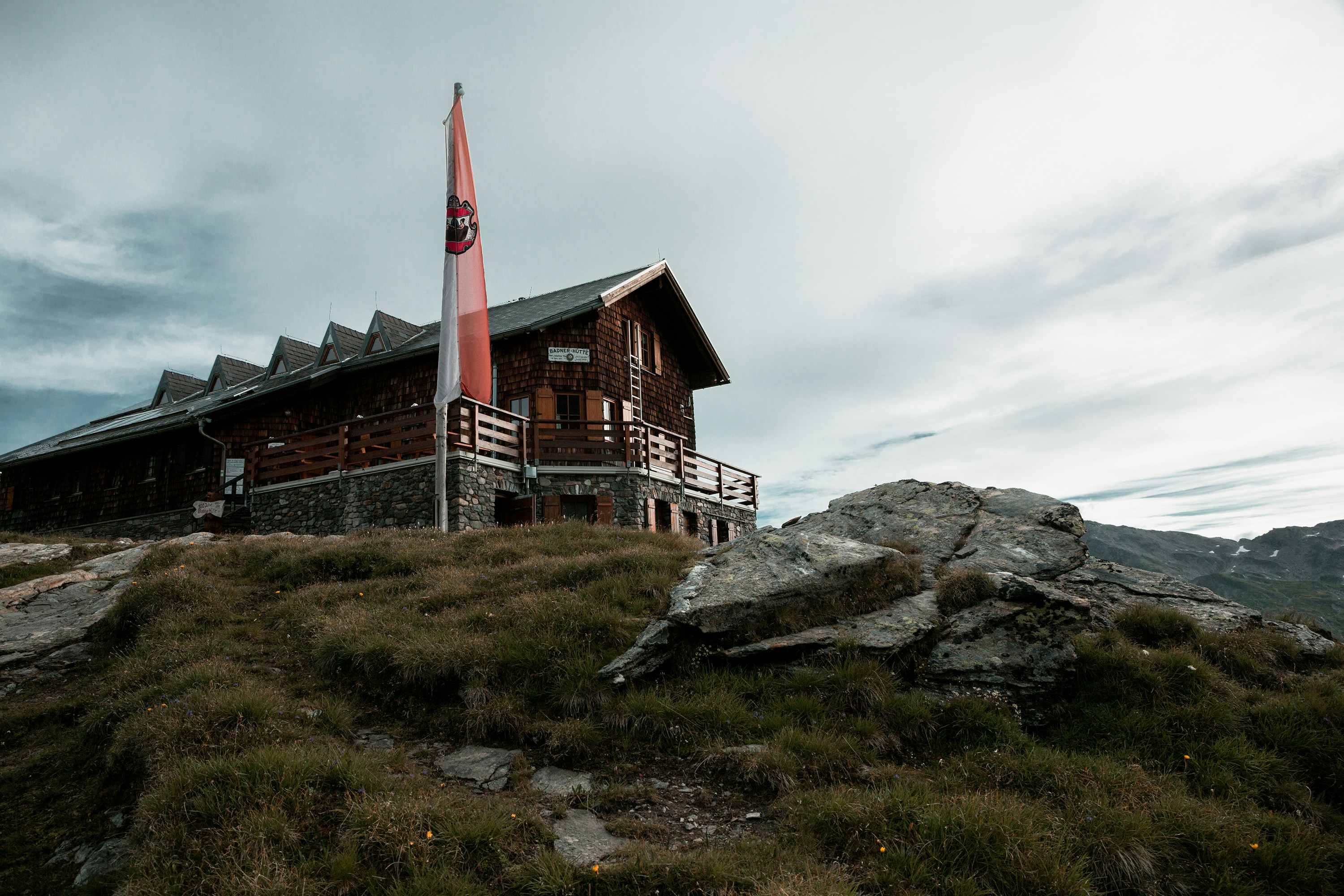 Foto di casa marrone in cima alla montagna