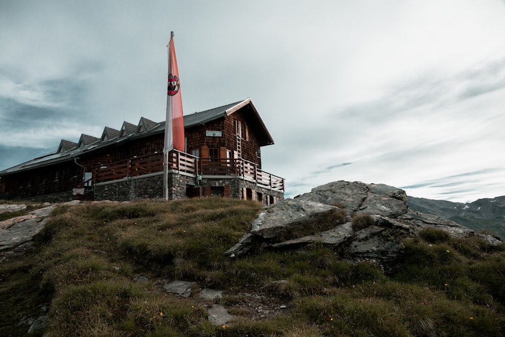 Photo de la maison brune au sommet de la montagne