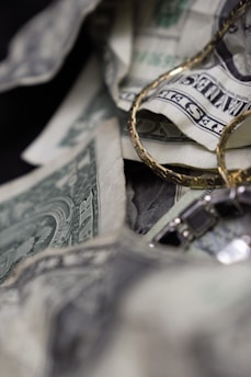 um bracelete de ouro sobre umas notas de dólar