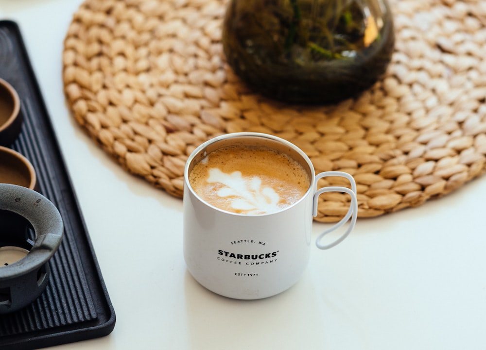 Cappuccino na caneca Starbucks branca