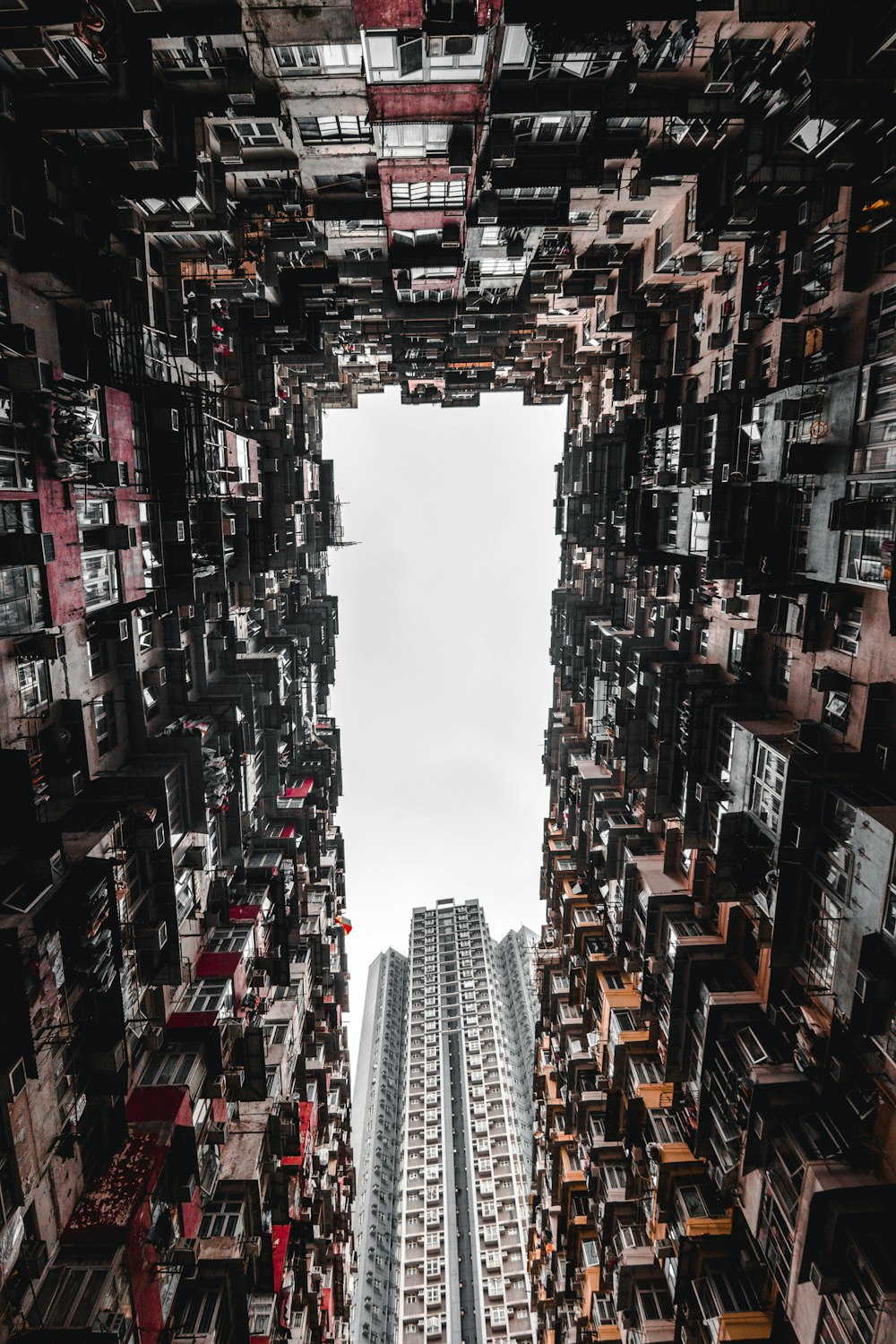 Visão de olho de verme de edifícios de concreto