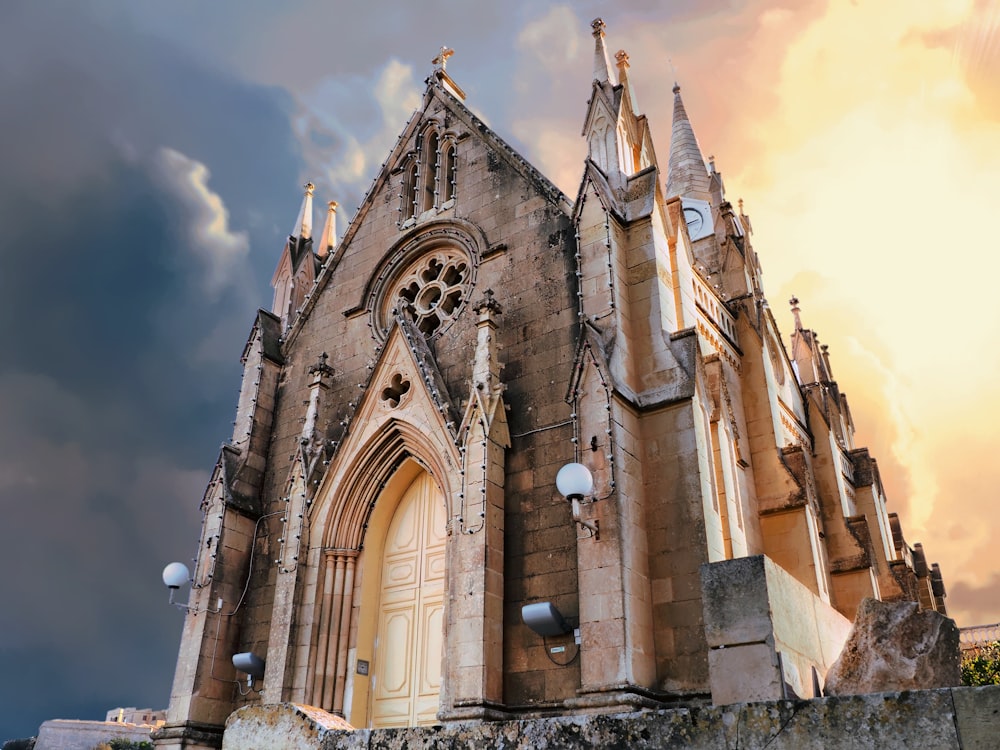 Cattedrale di cemento marrone sotto il cielo blu durante il giorno