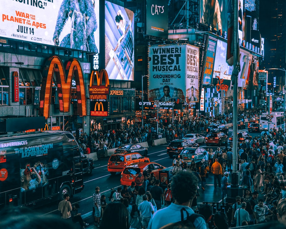 foule de gens se réveillant dans la rue devant le bâtiment de McDonald’s