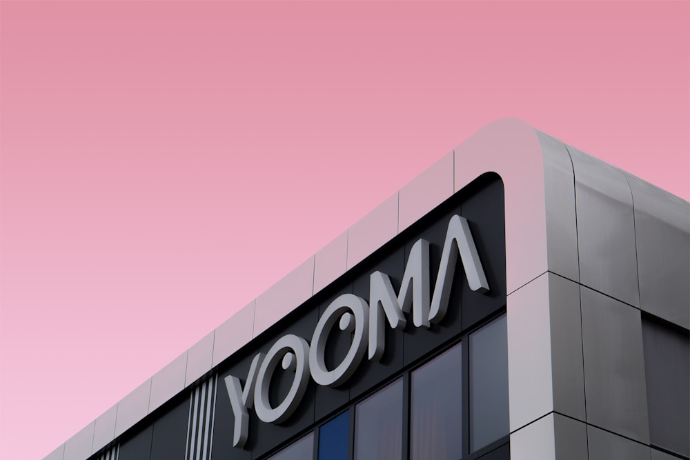 Foto der Beschilderung des Yooma-Gebäudes