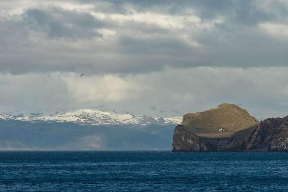 Fotografía de paisaje de una isla y una montaña cubierta de nieve
