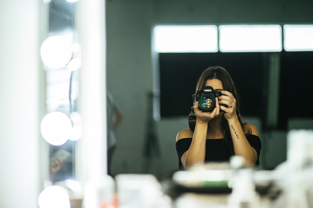 Mujer tomándose foto en el espejo