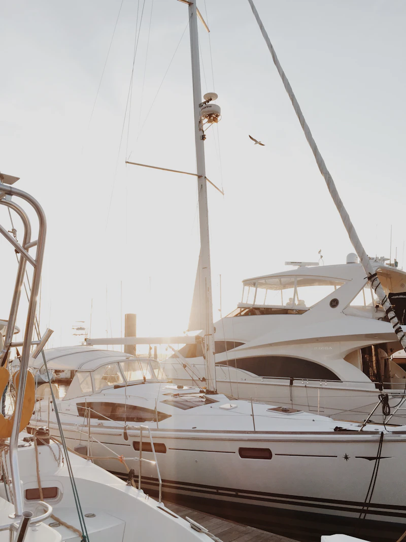 Yacht acostat la dana din Marina Alimos
