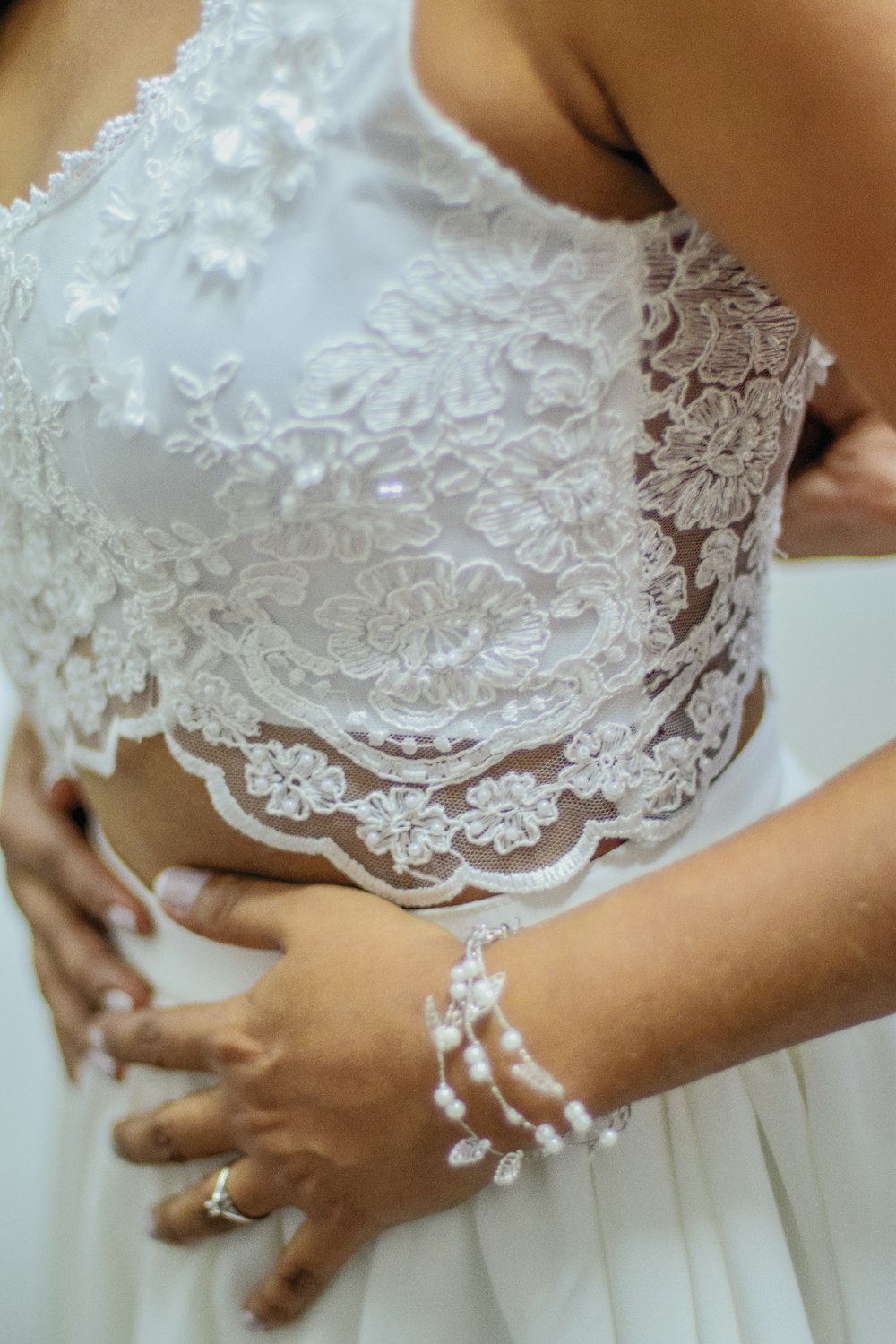fotografia de casamento da mulher usando vestido de noiva de renda branca