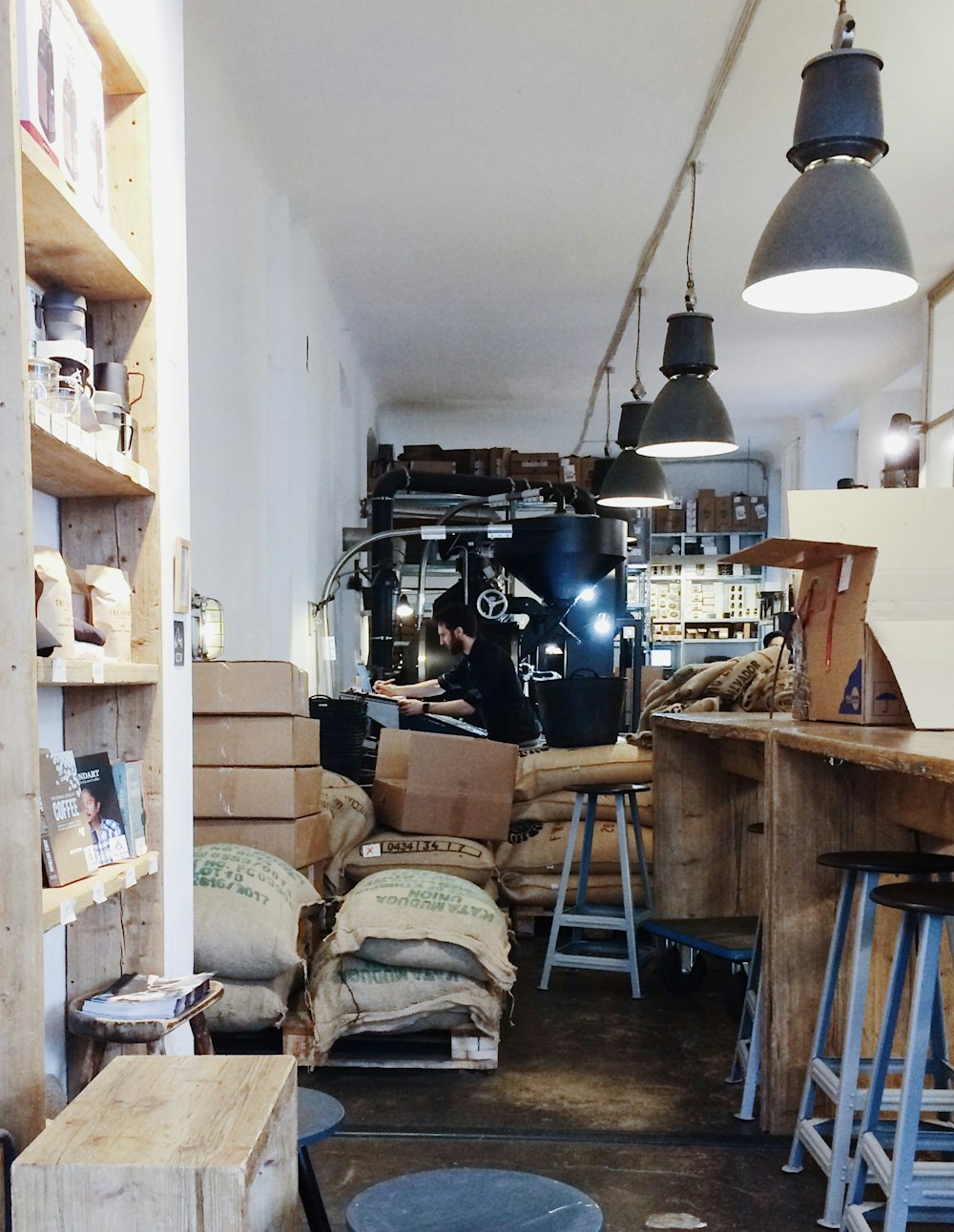 Homme assis devant une table éclairée entourée de boîtes