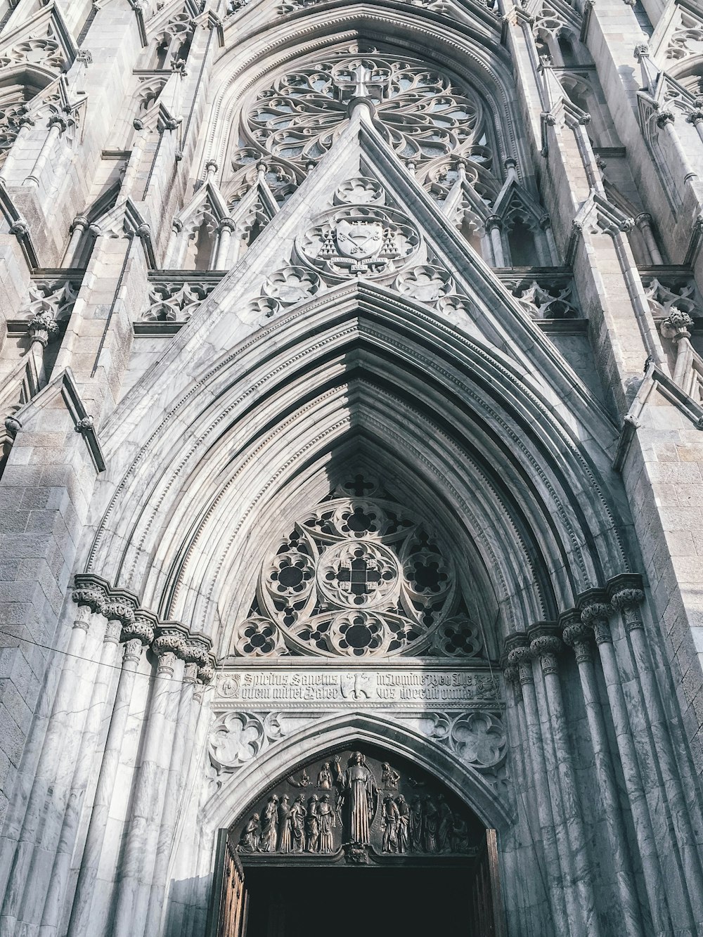 Cathédrale grise pendant la journée