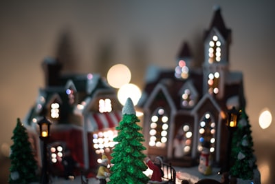 shallow focus photography of christmas house decors gingerbread teams background