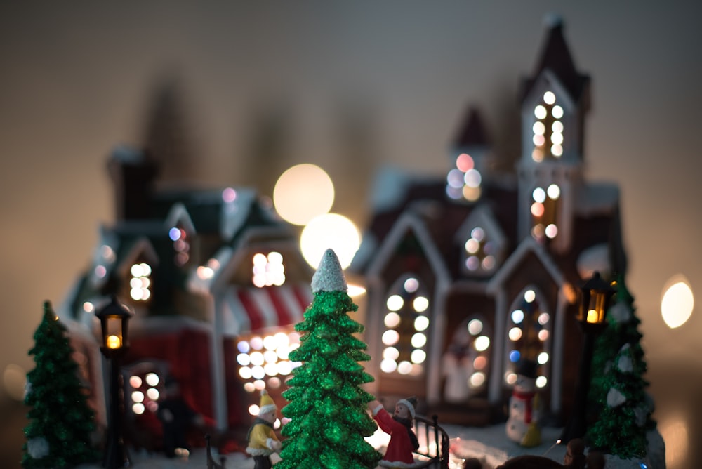 photographie à mise au point peu profonde de décors de maison de Noël