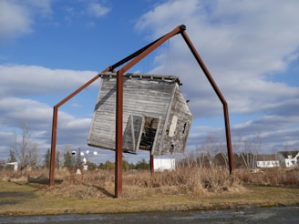 Close-up of the earthquake-resistant steel frame supporting a modern prefab cottage.