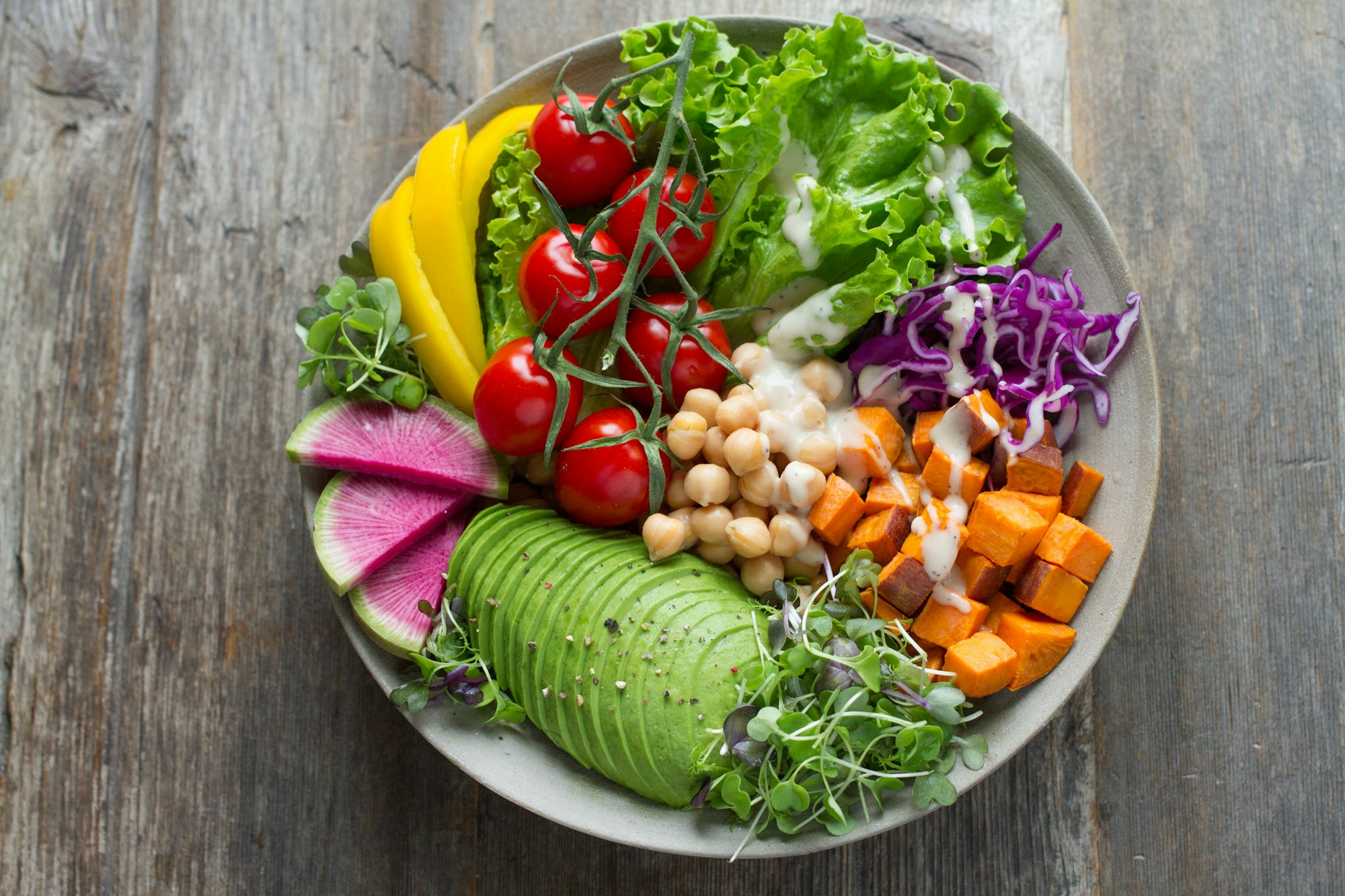 Тарелка с овощами. Полезная еда. Здоровая пища. Овощной салат. Healthy salad