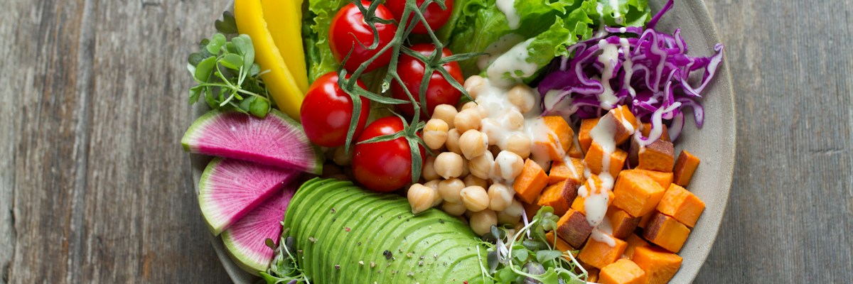 What to eat during 16/8 fasting eating window Healthy colorful foods for eating window during 16/8 intermittent fasting — vegetables protein and whole grains
