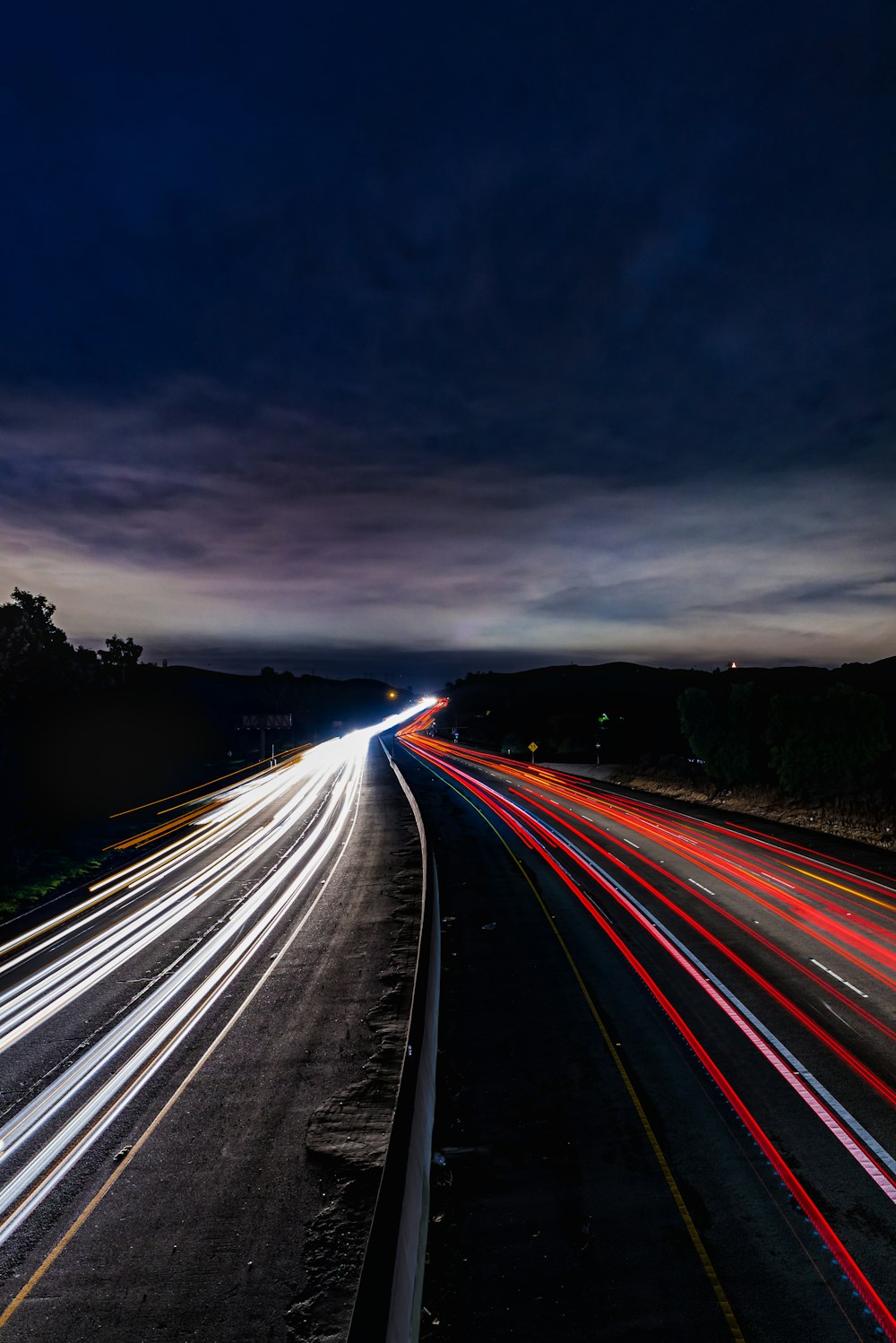 タイムラプス写真で道路上の車のライト