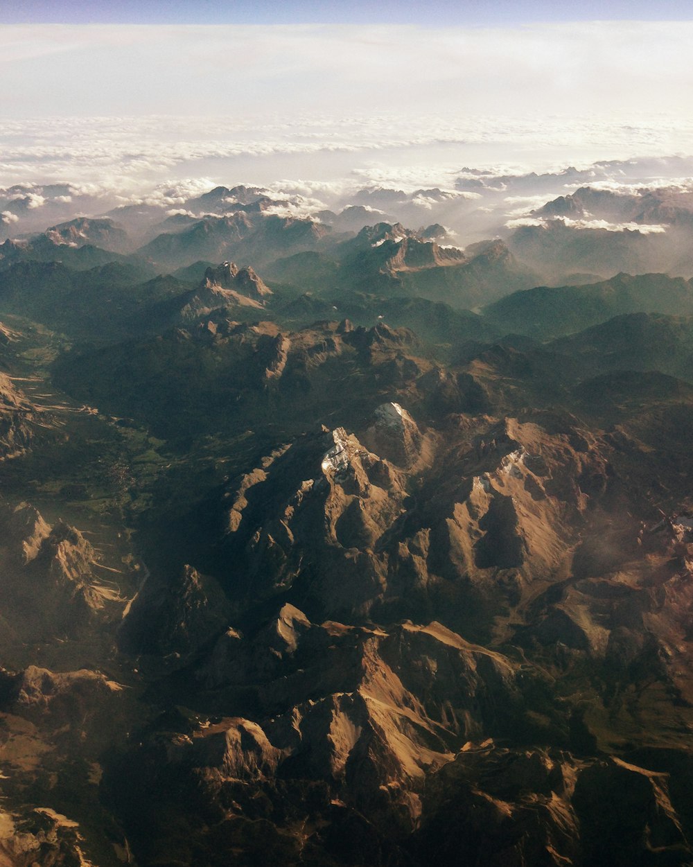 Photographie aérienne des montagnes brunes