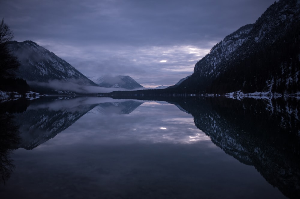 Photographie panoramique de plan d’eau et de montagnes