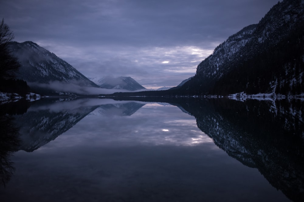 fotografia panoramica dello specchio d'acqua e delle montagne
