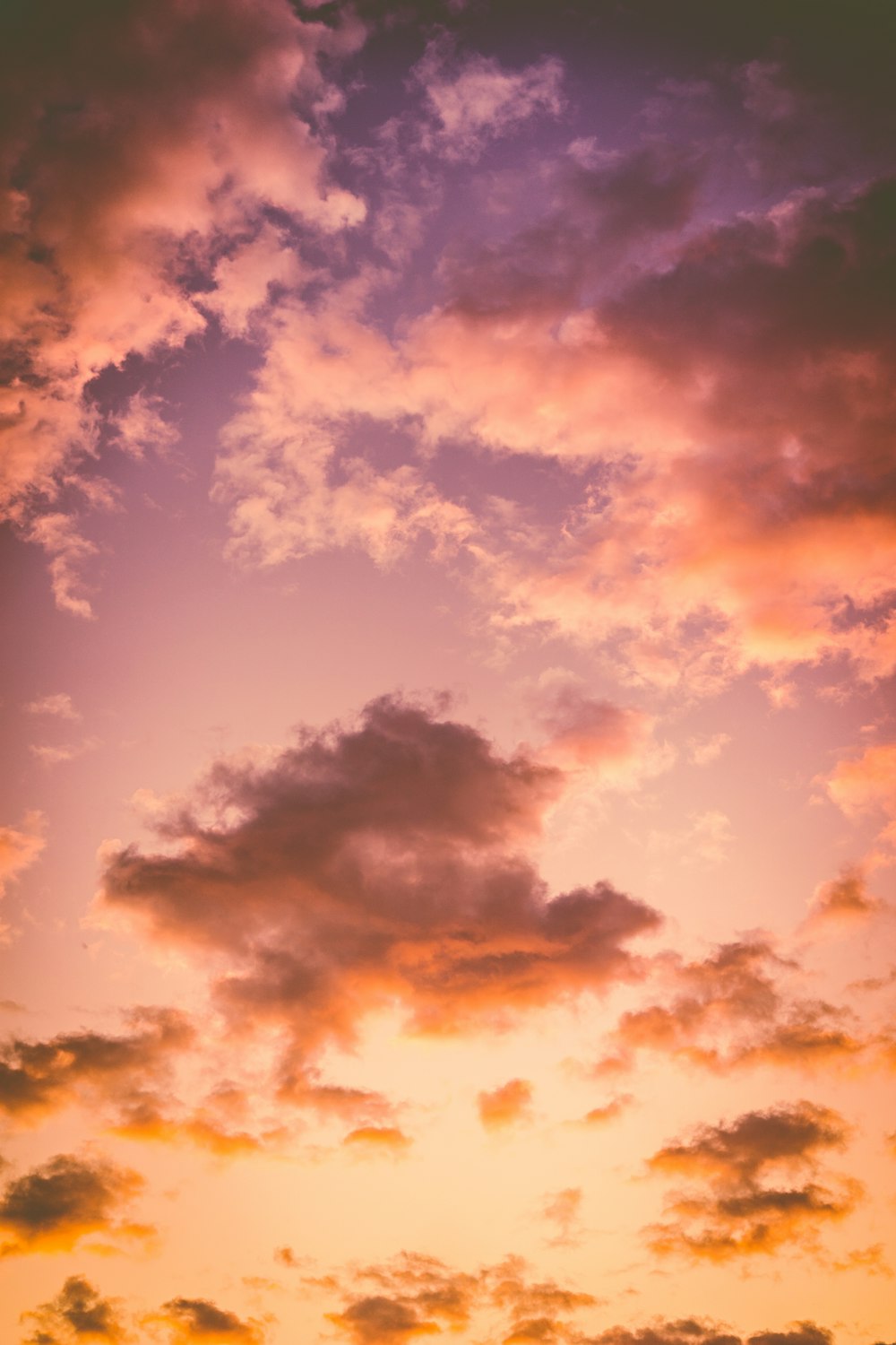 Foto di nuvole cumuliformi durante l'ora d'oro