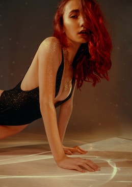 femme rousse maillot de bain paillette dorée onlyfans mym
