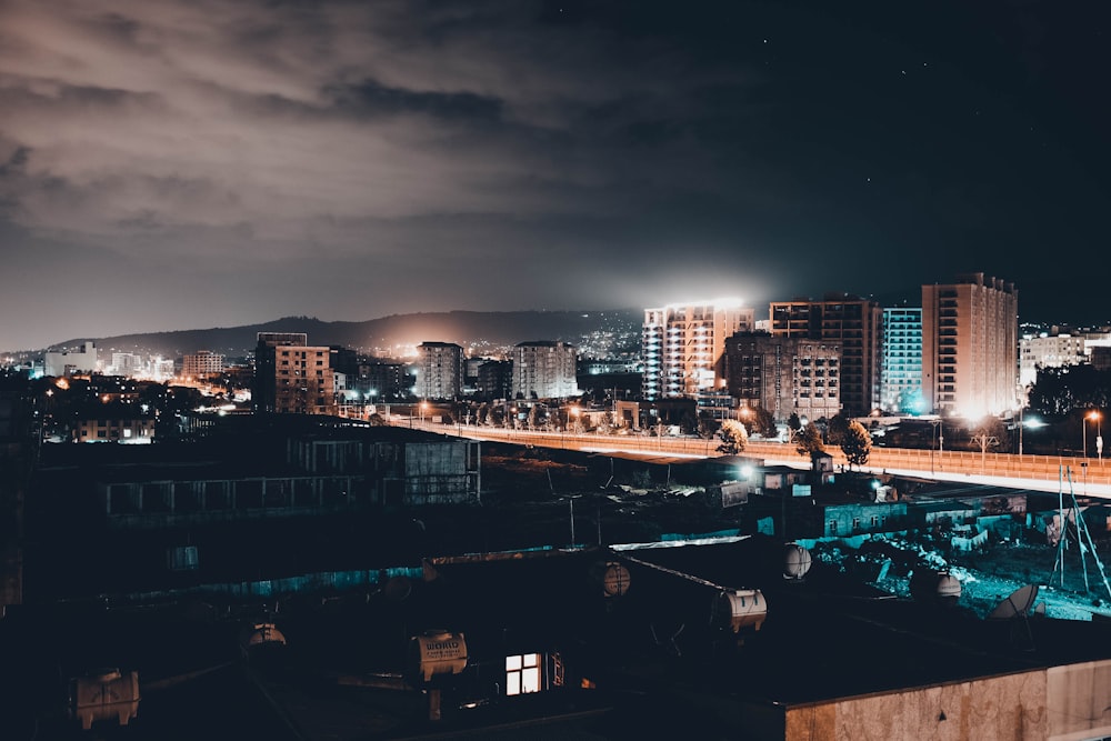 bâtiments pendant la nuit