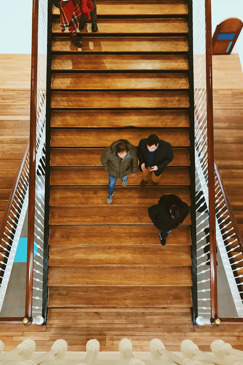 Luftaufnahme einer Person, die auf der Treppe geht