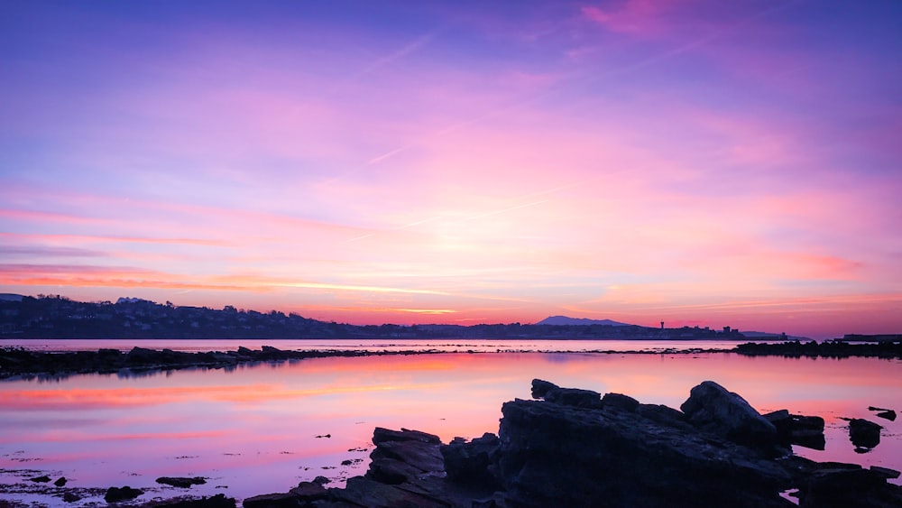 Vue sur le plan d’eau au coucher du soleil