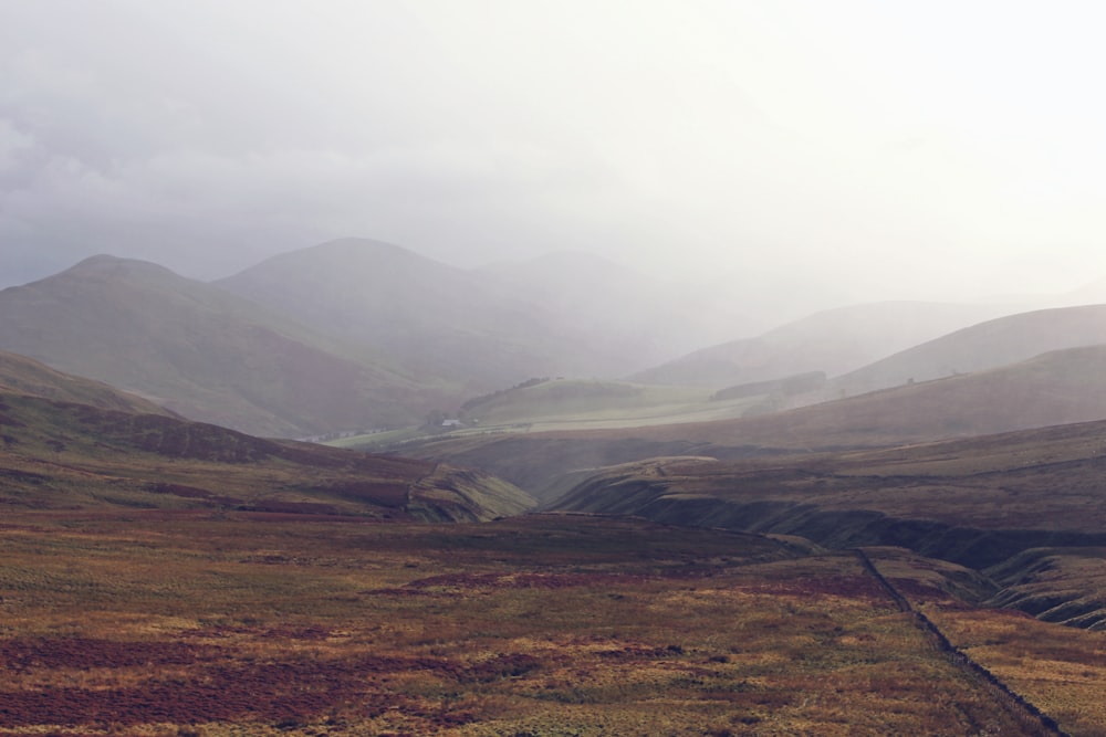 Landschaftsfotografie von Bergen bei nebligem Wetter