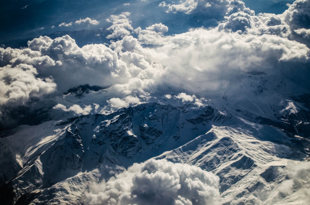 vista de pájaro de la montaña bajo las nubes