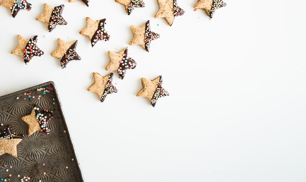 biscoitos em forma de estrela com recheios de chocolate