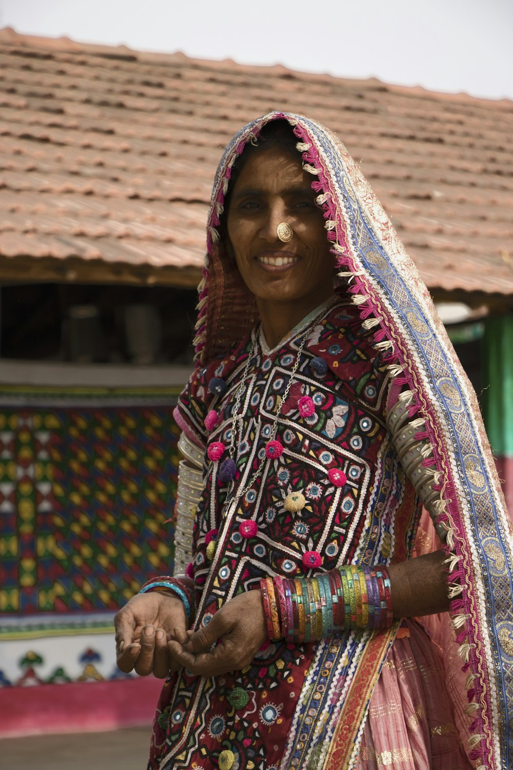 mulher usando vestido tradicional sorrindo