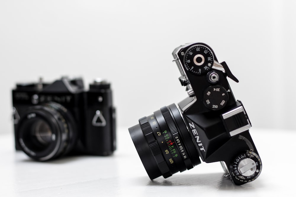schwarze Zent DSLR-Kamera mit weißem Hintergrund
