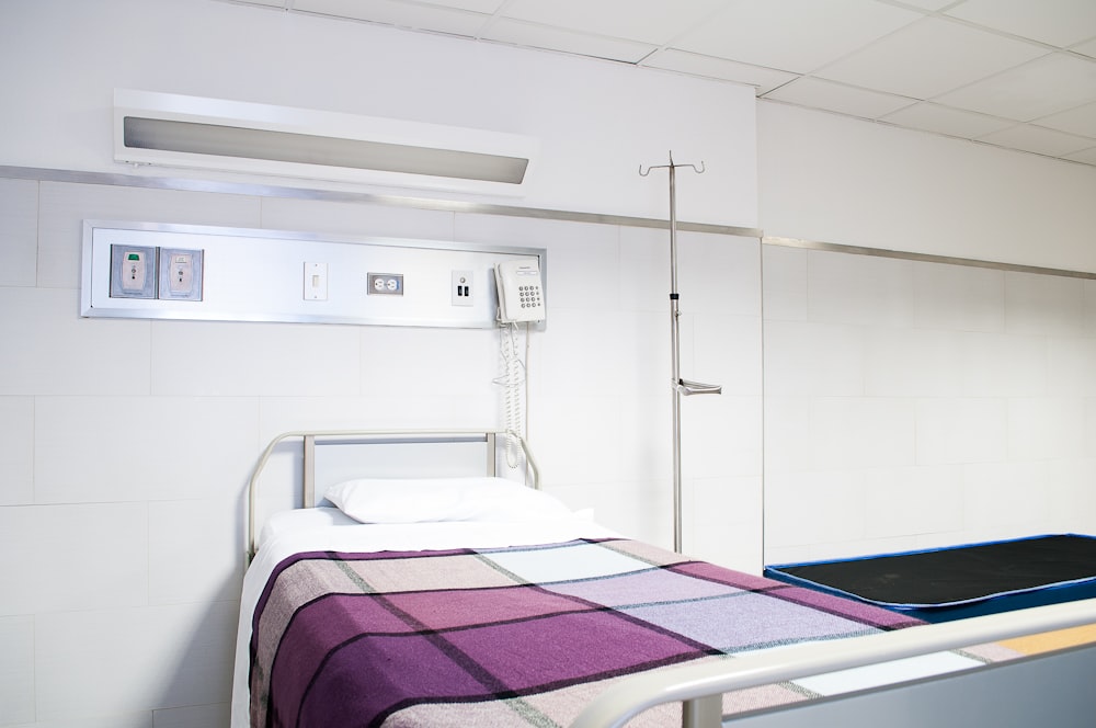 letto d'ospedale vuoto