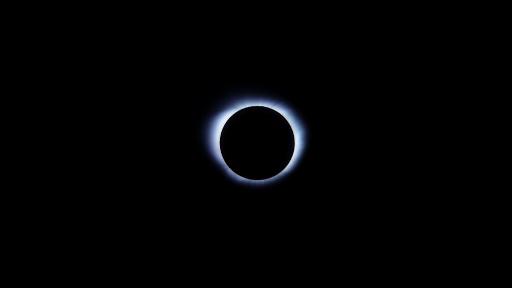 foto de ángulo bajo del eclipse solar