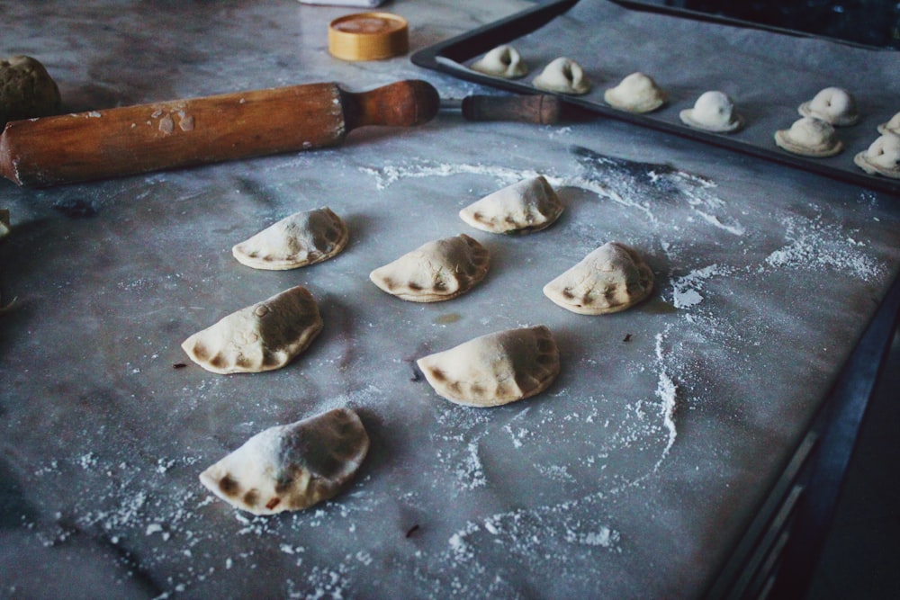 empanada não assada na bandeja