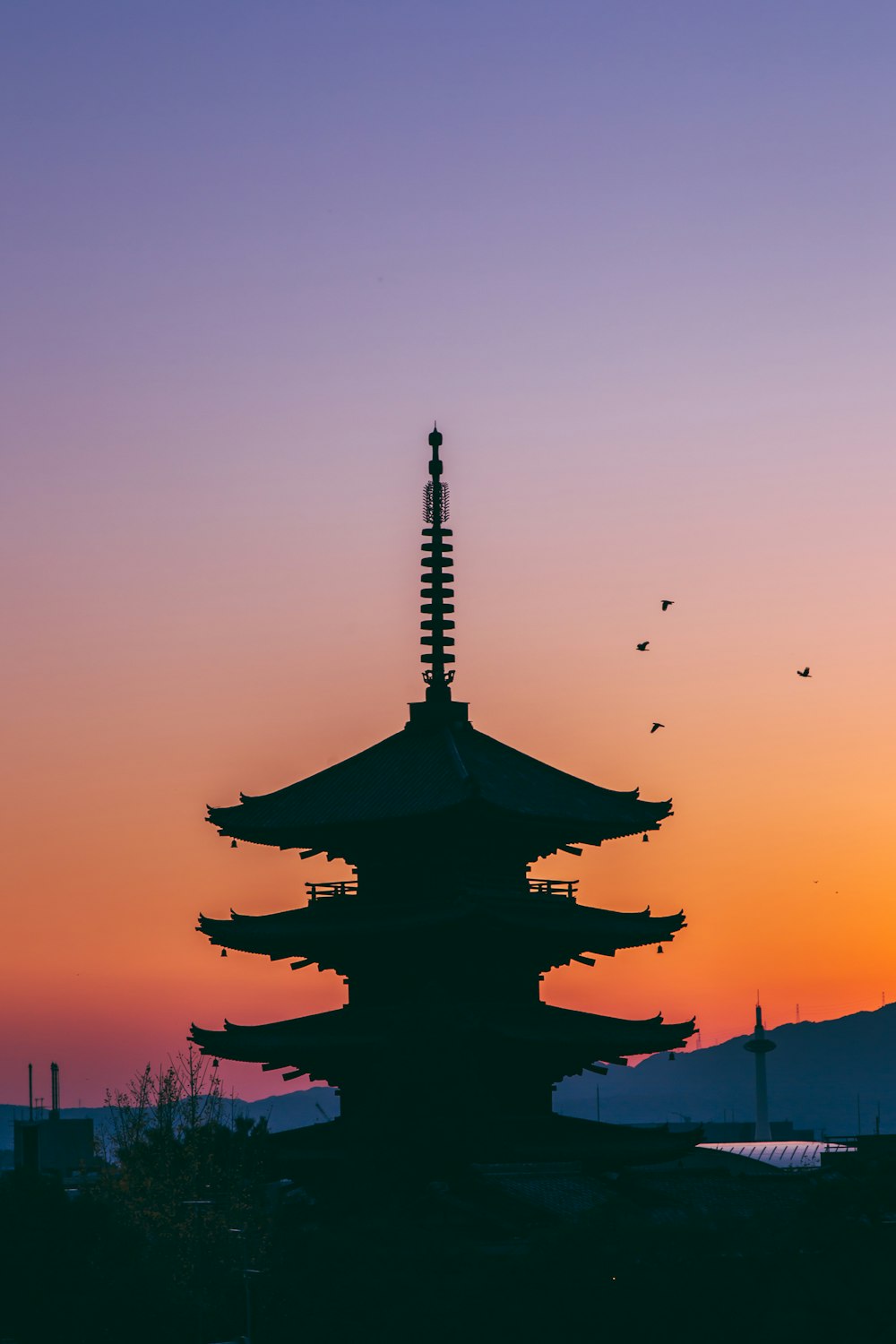 foto silhouette di pagoda
