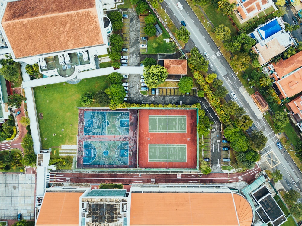 Luftaufnahme von vier Basketballplätzen