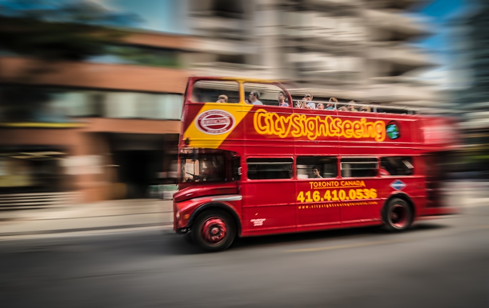 Foto del autobús rojo y amarillo