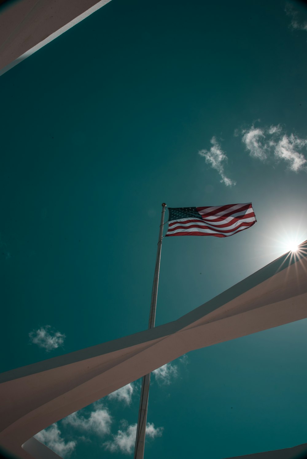 Drapeau des États-Unis dans le mât du drapeau