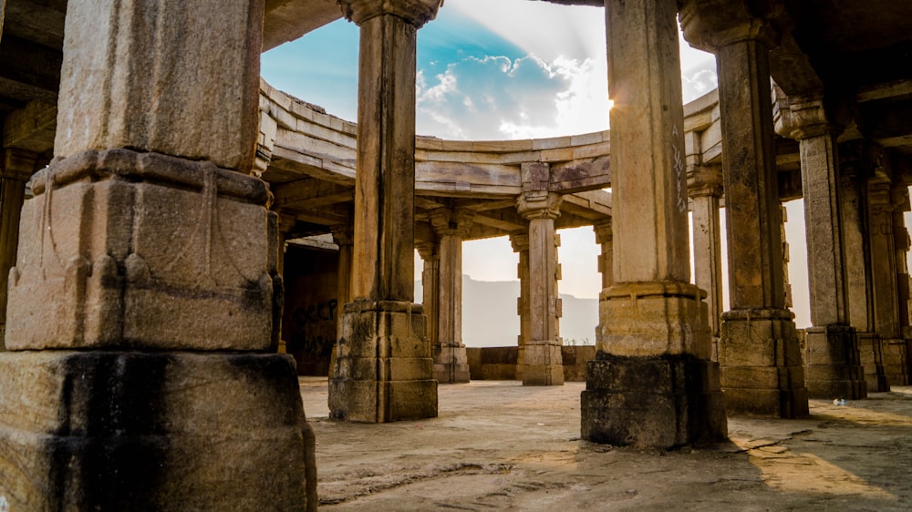 Tempio del pilastro di cemento grigio durante il giorno