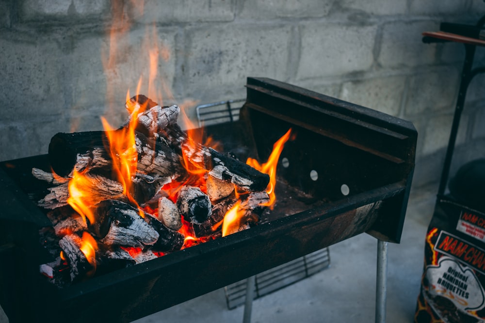 carbón ardiente en parrilla negra