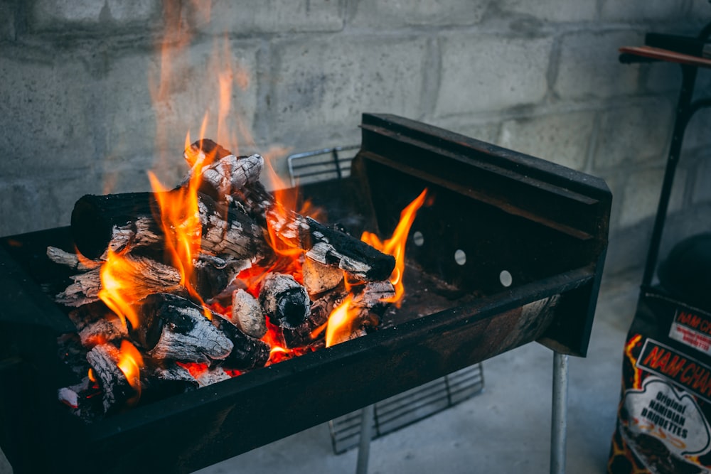 brennende Holzkohle auf schwarzem Grill
