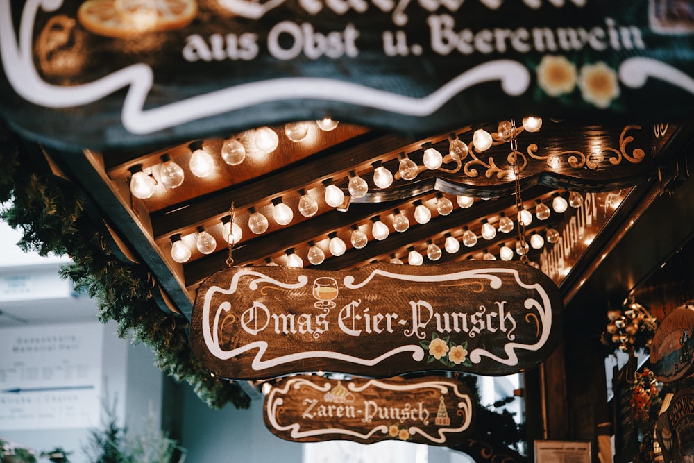 foto em closeup da decoração marrom e branca da placa de Omas Gier-Punsch