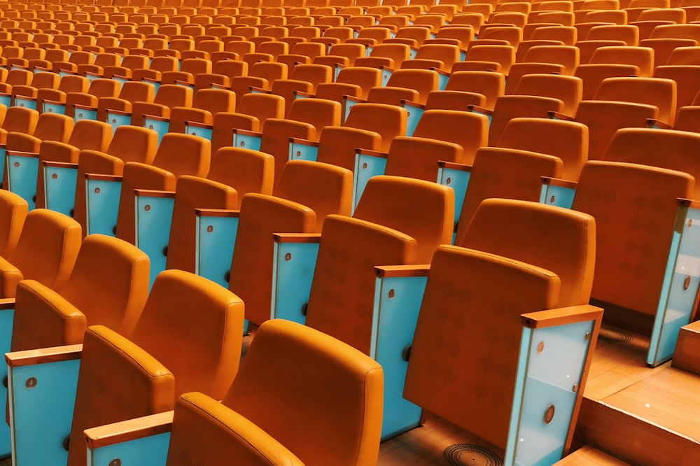 Sièges de stade orange