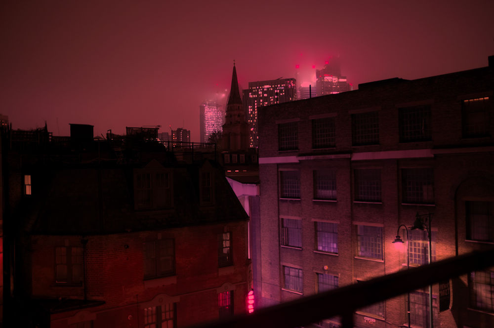 ピンク色のライトが点灯するコンクリートの建物