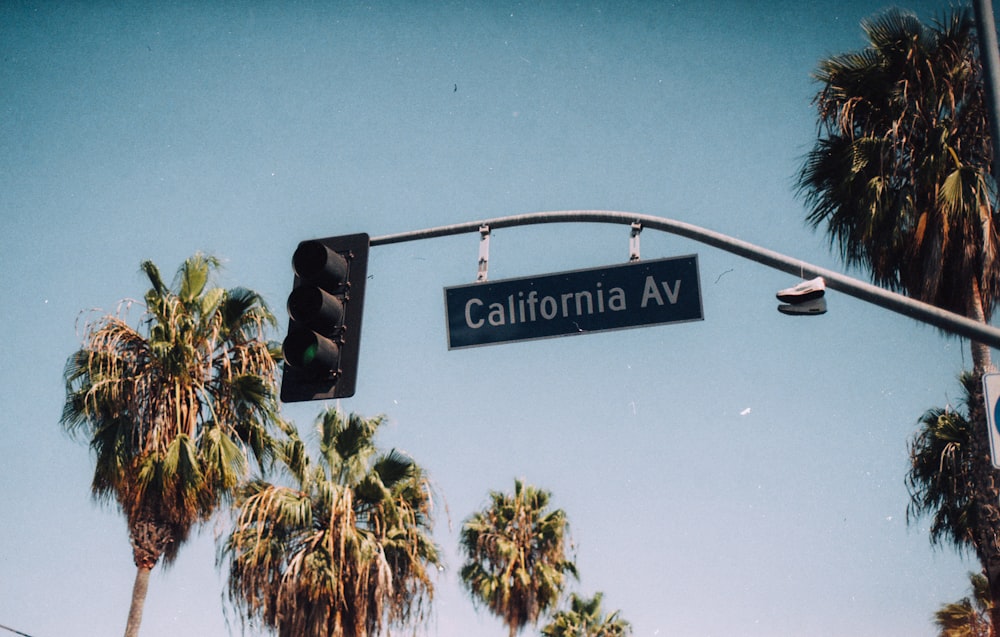 信号機のポストにある California Av の看板