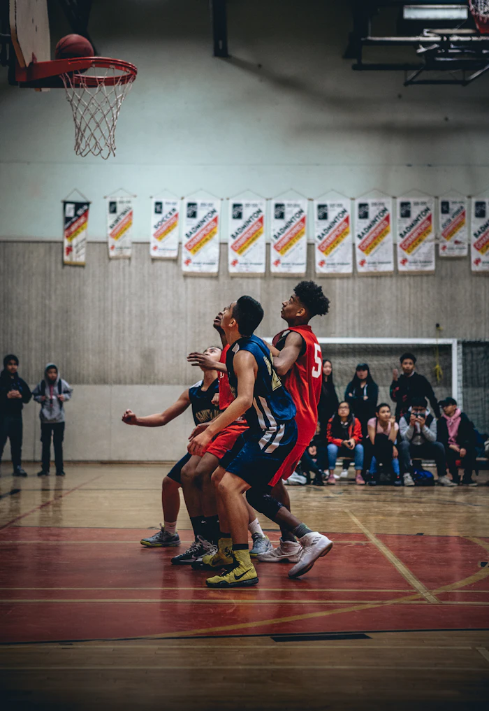 Grupo jugando al básquet