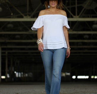 woman in blue jeans posing