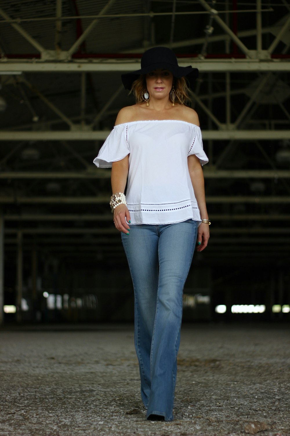 Mujer en jeans azules posando